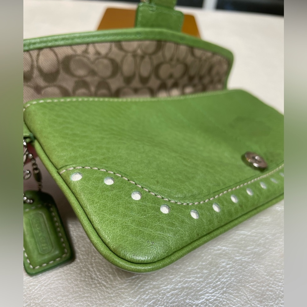 Coach Vintage Rare Green Pebbled Leather Soho Wristlet - Picture 16 of 17